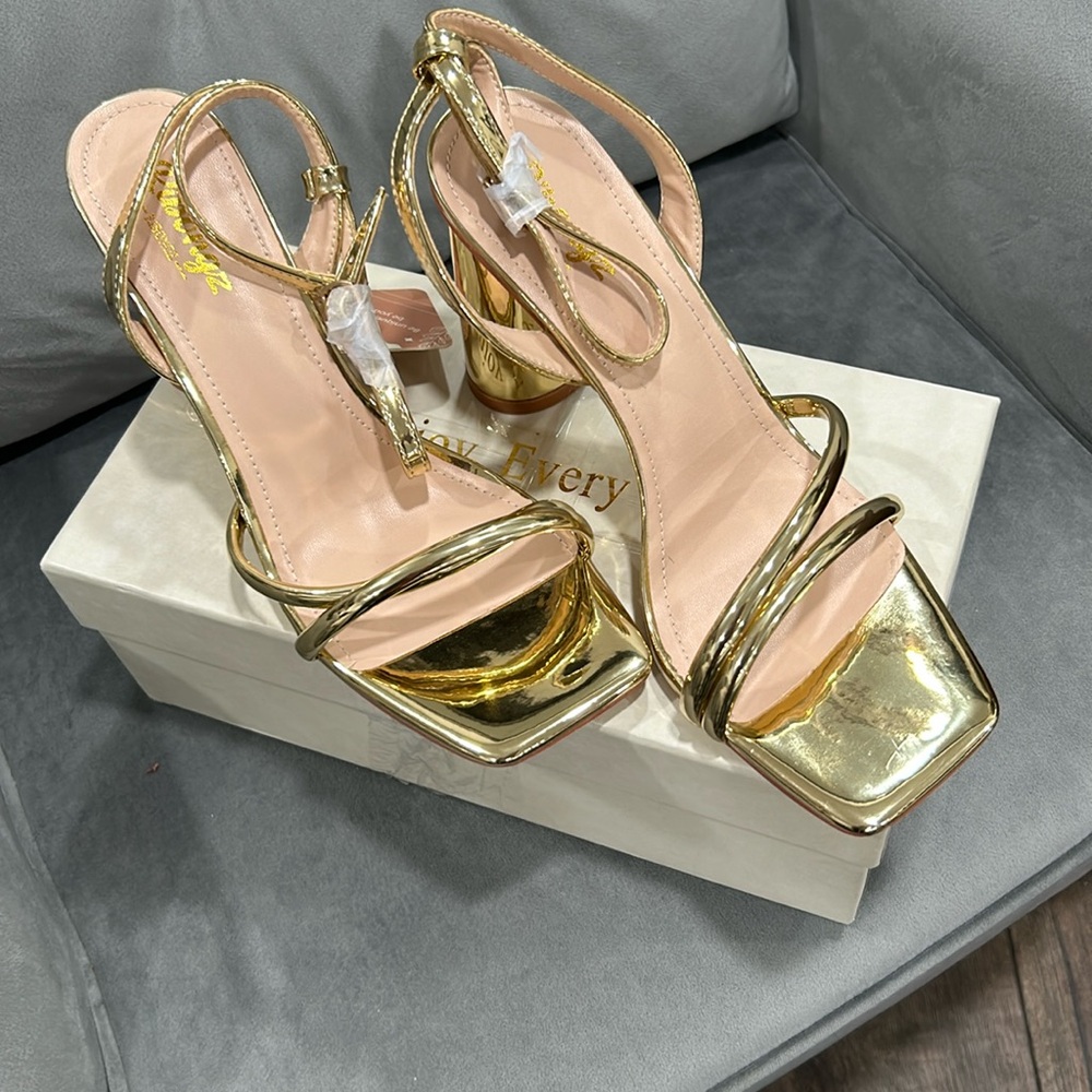 Beautiful gold pumps size 9 - Prom? Wedding? NWT